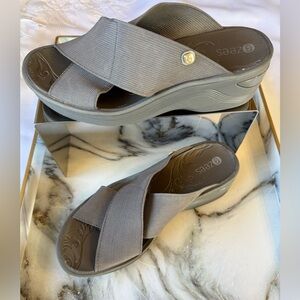 BZEES desires wedge sandals with a dynamic stretch fabric uppers, size 7.